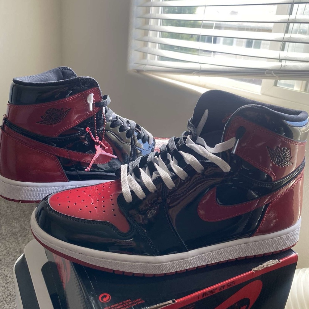 Jordan 1 Retro High OG “PATENT BRED” Blk/Varsity Red